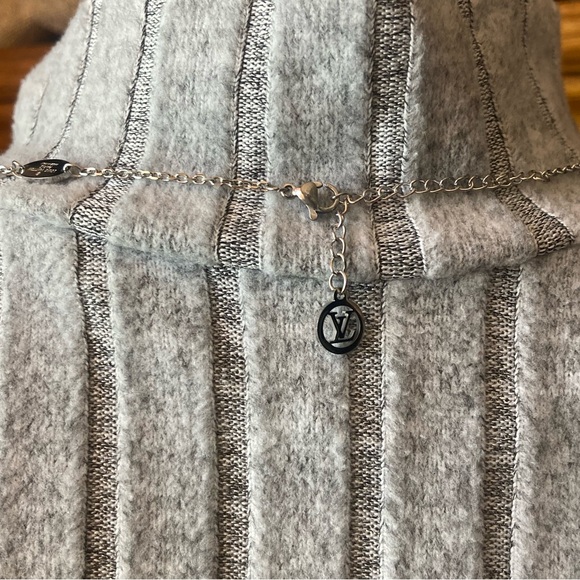 Authentic Louis Vuitton V-Shaped Silver Pendant Necklace - Picture 7 of 16